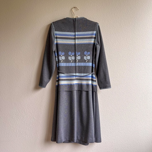 Vintage 1970s Gray Knit Dress With Blue Print (M/L) - Picture 9 of 10